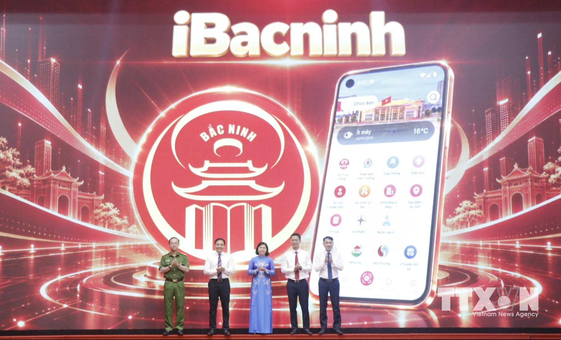 Các đại biểu thực hiện nghi lễ ra mắt nền tảng giao tiếp số giữa chính quyền với người dân và doanh nghiệp IBacninh. (Ảnh: Thanh Thương/TTXVN)